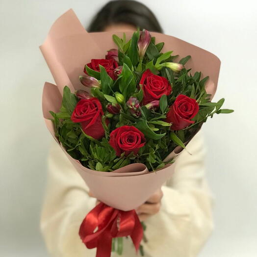 Букет из 5 роз, альстромерии и зелени