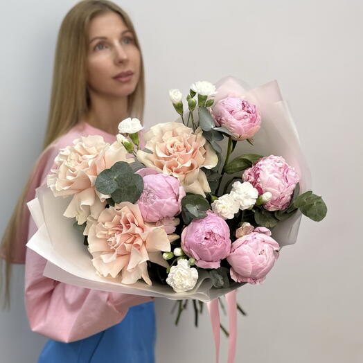 Весенний букет с пионами и розами "Весеннее очарование"