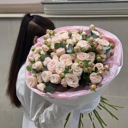 Роскошный букет из кустовых пионовидных роз