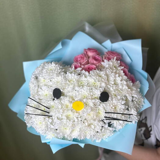 Букет «Хелло Китти» из белых хризантем и розовых роз — авторский Hello Kitty