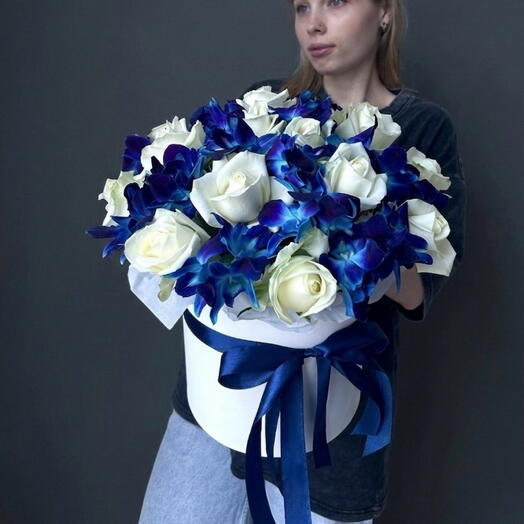 Синие орхидеи и белые розы в шляпной коробке, Дендробиум, арт 30 Flower Perfect