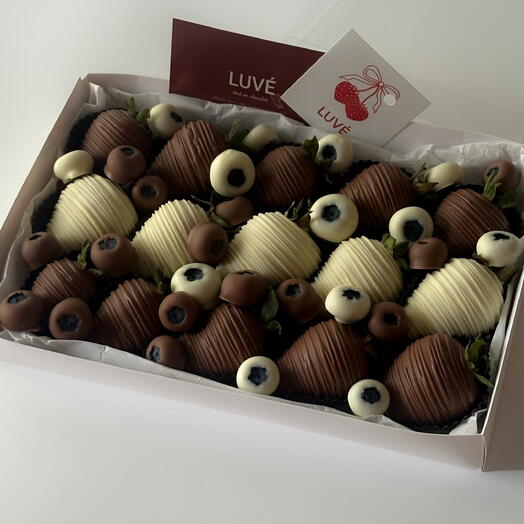 Strawberries 15 pcs. in premium milk white chocolate with blueberries in chocolate