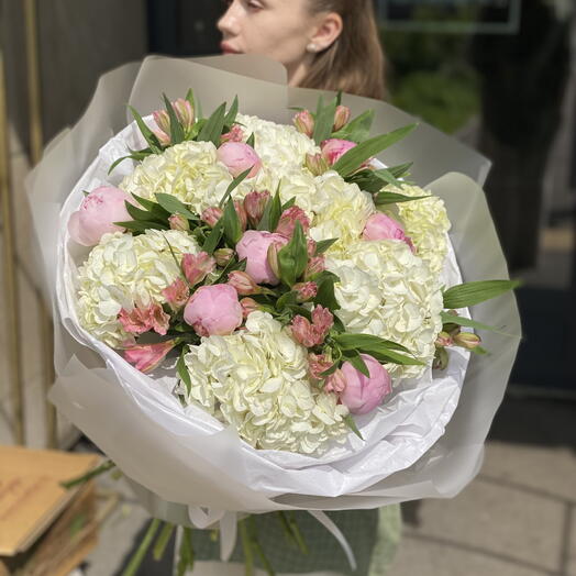 Большой букет с пионами