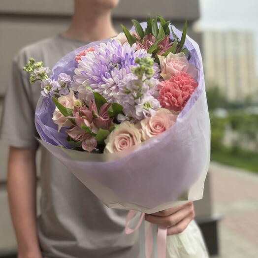 Дофаминовый букет «фиалковое облако» 💜☁️ с розами, маттиолой, хризантемой, диантусом и альстромерией 🌿