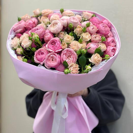 Нежный микс из кремовых и пионовидных кустовых роз 🌸