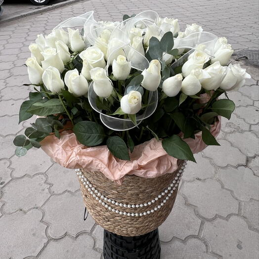 Розы белые в кашпо