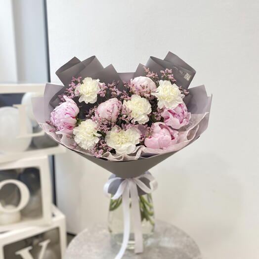 Ароматный букет с пионами в сером оформлении 🌸
