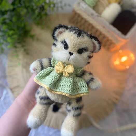 Вязаная игрушка тигренок