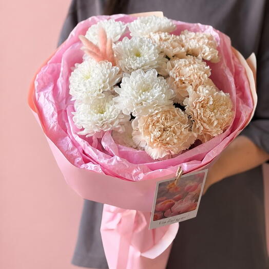 Романтичный букетик с диантусами и пушистыми хризантемами