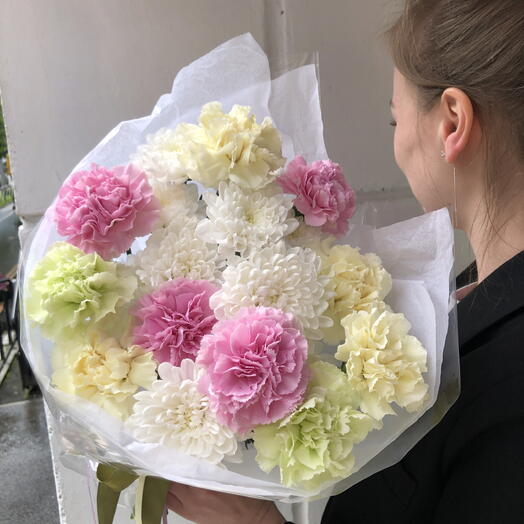 Букет хризантема и гвоздики