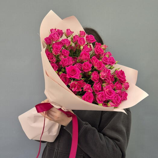 Яркий букет из малиновой кустовой Розы💘