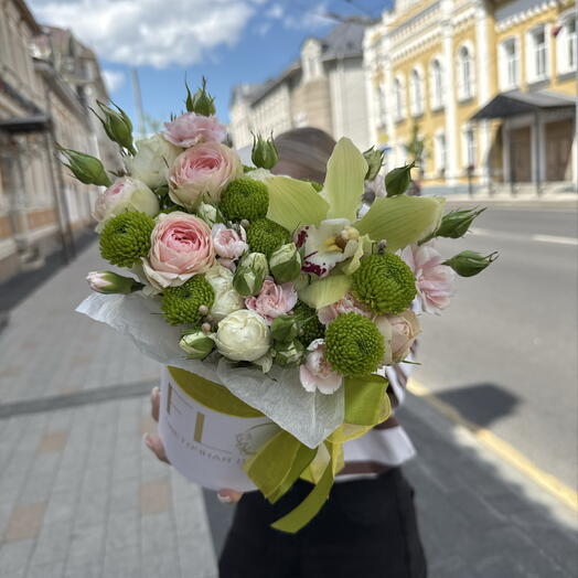 Экзотическая композиция с невероятной орхидей, ароматной кустовой розой, стойкой хризантемой