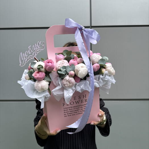 «В розовом сумочке — счастье» 👜🎀💖 из кустовых пионов сорта Сара-Бернара и кустовых пионовидных роз Сильва🌺🌺🌺