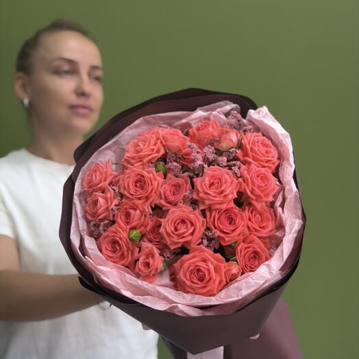 Букет кустовая коралловая роза и сухоцветы - на день рожденье