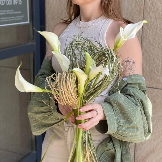 Букет невесты из белых калл с рогозом
