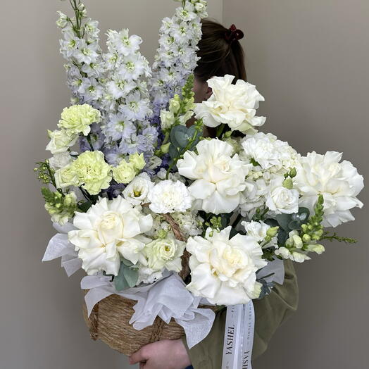 Шикарная корзина с дельфиниумом, кружевными розами, львиным зевом