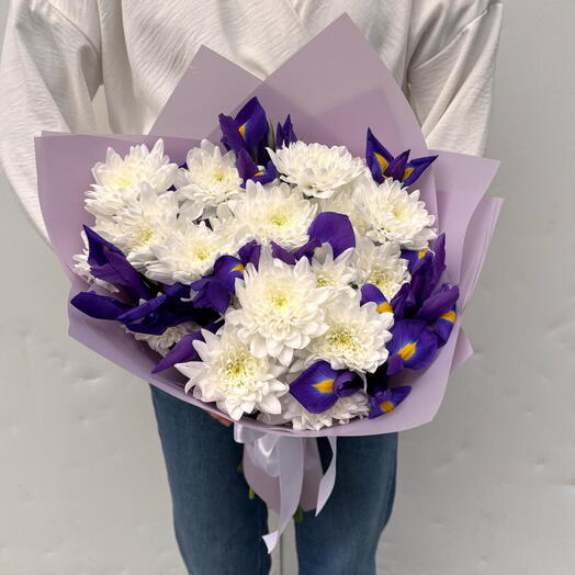 Букет из Ирисов и белых хризантем 💙