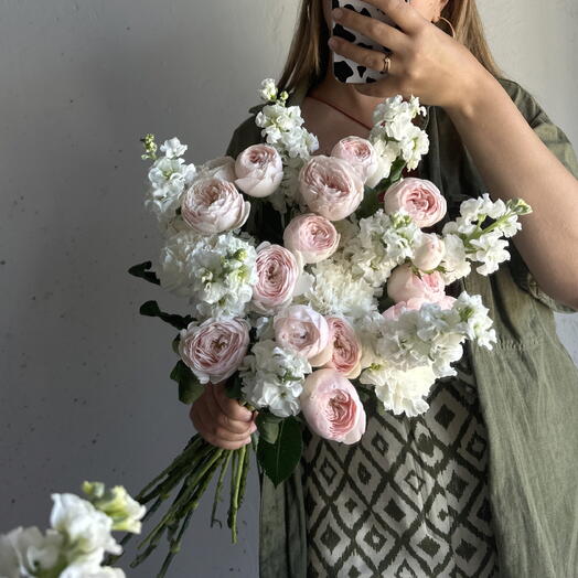 Нежный букет с пионовидными розами и маттиолой 🌸🤍
