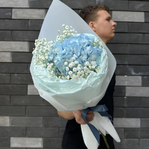 Букет комплимент из голубой гортензии с гипсофилой в дизайнерской упаковке