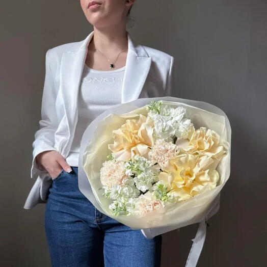 Персиковый букет с гвоздиками, маттиолой и французскими розами FD462