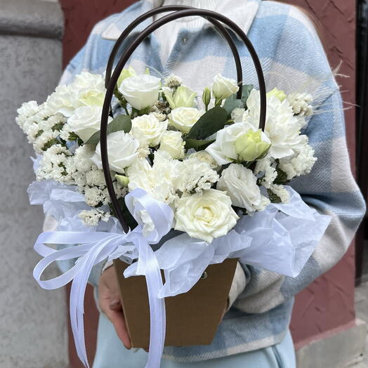 Нежная композиция в крафтовой сумке