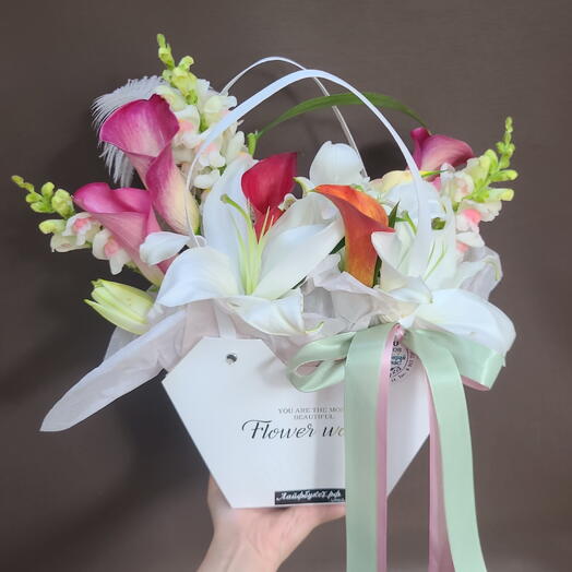 Композиция из лилии каллы матиолы и белой астромерии