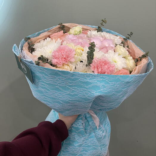 Букет с кружевом , гортензией , кустовыми розами