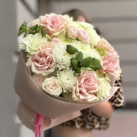 Букет «милое лето»🌸🌿 с французскими розами и кустовой хризантемой 😘