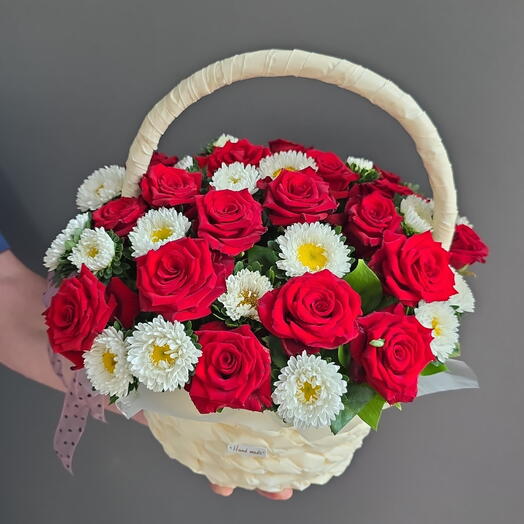 Корзина роз и астры