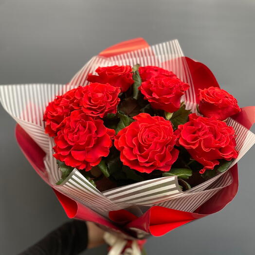 Букет из 9 алых роз