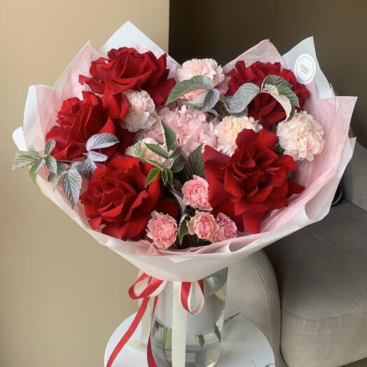 Букет «Грация» с алыми розами, диантусами, гортензией и малиной🌹