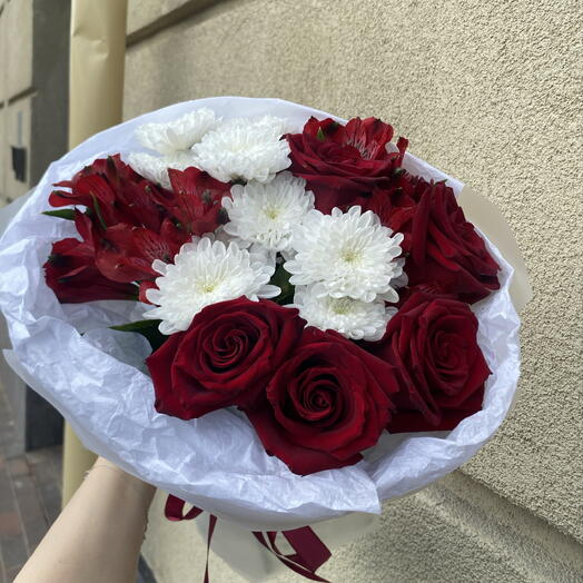 Букет из 5 красных роз , альстромерии и белой кустовой хризантемы