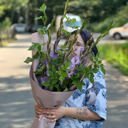 Букет из лавандовых гладиолусов