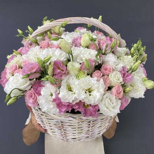 Нежные цветы в корзине 💐