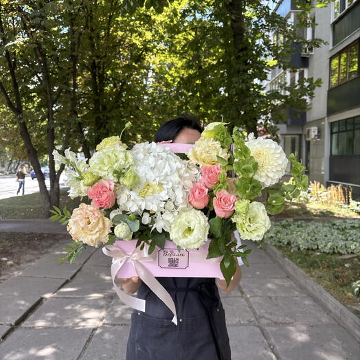 Композиция с георгинами и эустомой