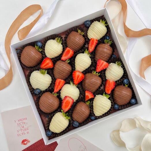 Set of chocolate-covered strawberries "Black and white"