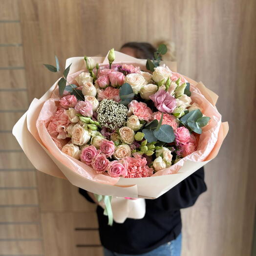Букет из кустовой розы, эустомы и диантусов