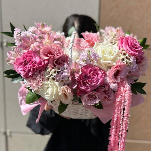 Розовая корзина с цветами