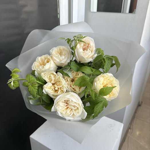 Букет с листьями малины и лимонными розами