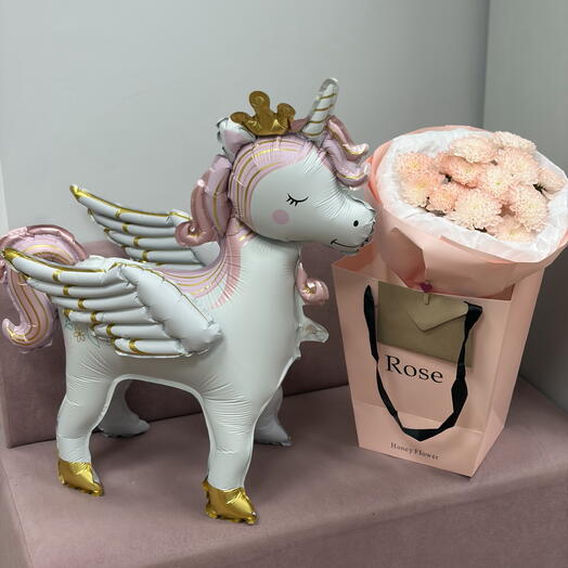 Букет розовый и единорог воздушный шар на воздухе