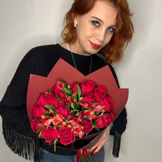 Букет «Роковые Розы» (Роза Красная Кения 40 см и Альстромерия)