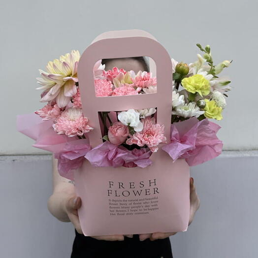 Композиция цветочная в розовой сумочке🌸