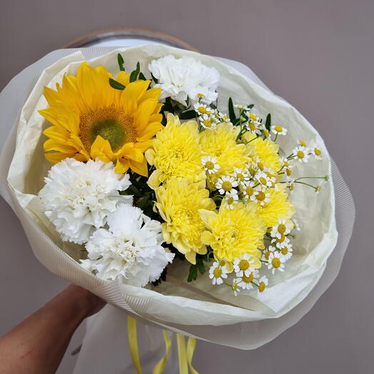 Подсолнух с диантусами и ромашками