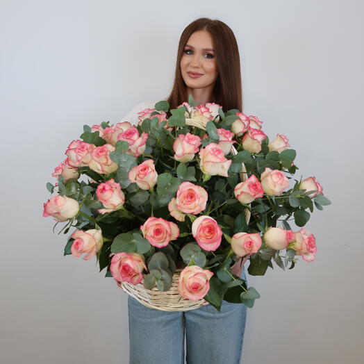 Корзина из 51 бело-розовой розы с эвкалиптом