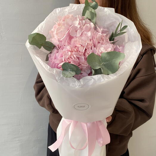 Букет-комплимент с розовой гортензией и эвкалиптом 🌸