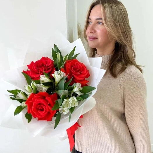 Алые розы и белая альстромерия