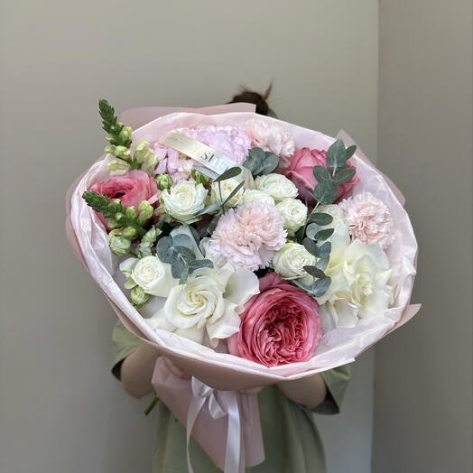 Букет с пионовидными розами Pink Expression, белым антирринумом, кустовыми розами и гортензией