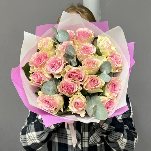 Розовые розы с эвкалиптом 15 шт