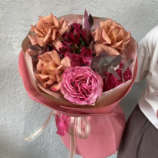 Букет из роз и альстромерия