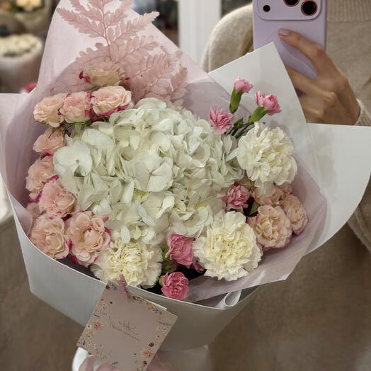 Букет с гортензией, кустовыми розами и диантусами 🌸